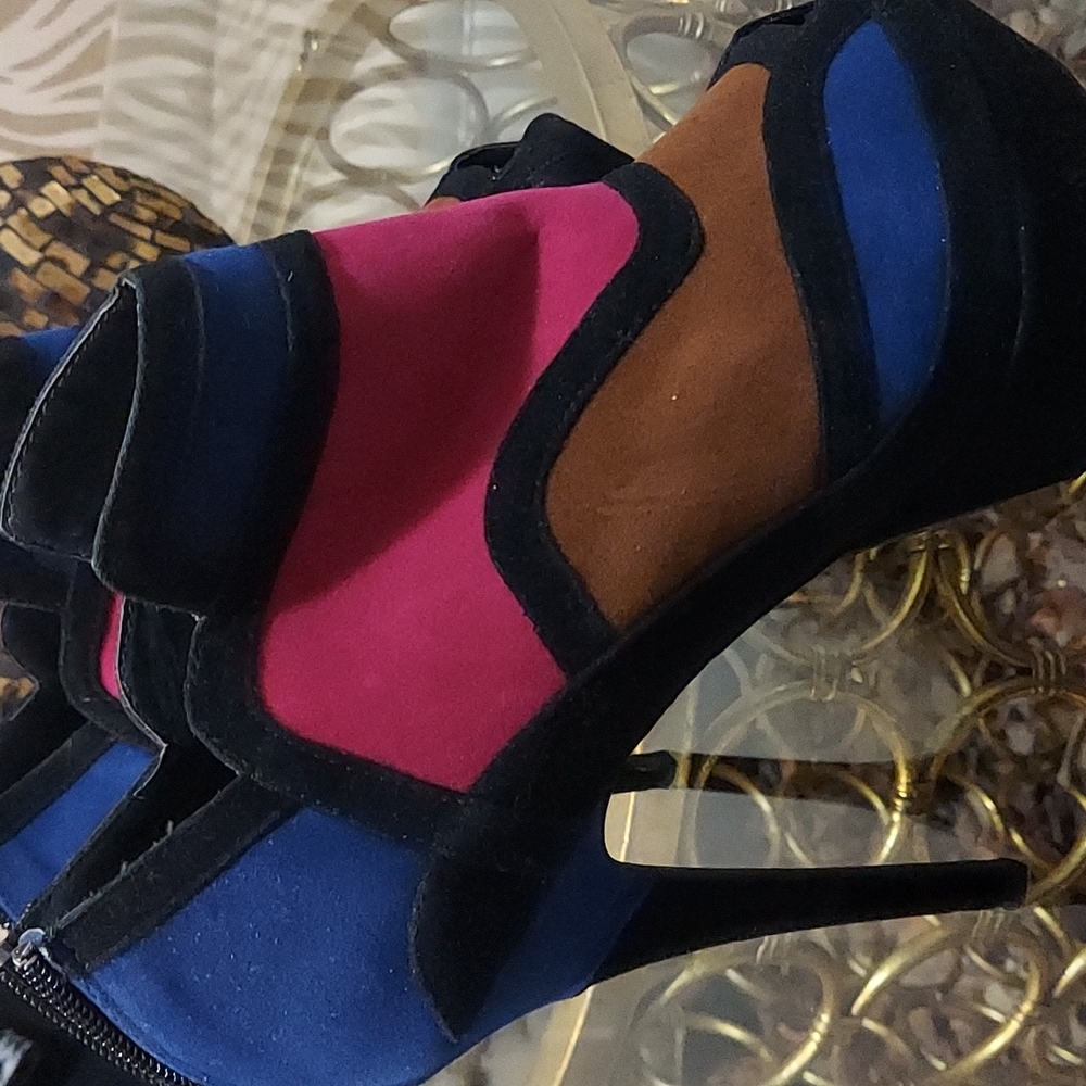 BRAND NEW MULTICOLORED BOOTIE SIZE 9.5
